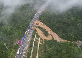 Autostrada crollata in Cina, si aggrava bilancio vittime: almeno 36 i morti