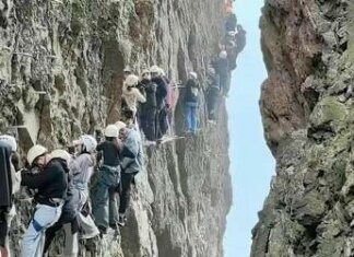 Bloccati in fila sulla parete a strapiombo, ore di paura per decine di turisti – Video