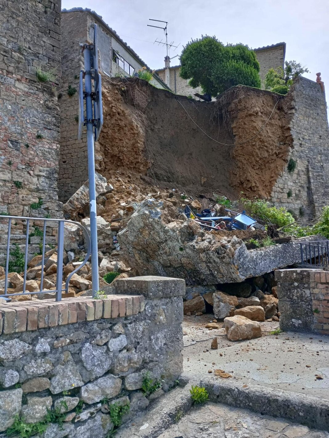 Crollo mura di Volterra, sindaco: 