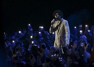 E’ ‘ipnosi collettiva da smartphone’ ai concerti, cos’è e come si manifesta