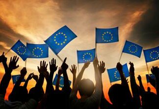 Europee, Fratelli d’Italia al 27% e Pd al 22%: il sondaggio politico