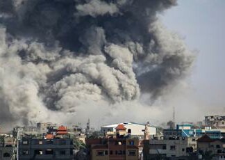 Gaza, ok di Hamas a proposta di tregua: Israele frena e lancia attacco a Rafah