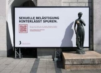 Germania, statue con seni logori per selfie turisti: le foto usate per campagna anti molestie