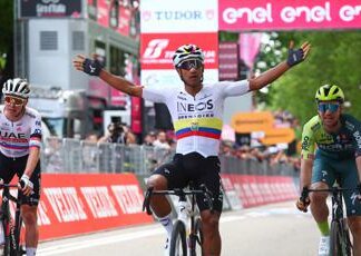 Giro d’Italia 2024, Narvaez vince la prima tappa ed è maglia rosa