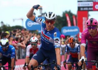 Giro d’Italia, Merlier vince allo sprint la 18esima tappa: Pogacar sempre in rosa