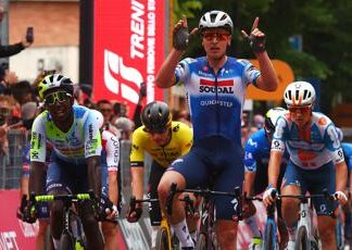 Giro d’Italia, Merlier vince la terza tappa: Pogacar resta in rosa