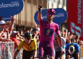 Giro d’Italia, Milan vince tredicesima tappa e Pogacar sempre maglia rosa