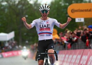 Giro d’Italia, Pogacar vince seconda tappa e conquista maglia rosa