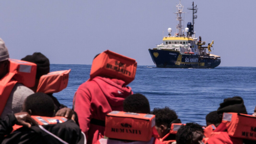 Humanity 1 a Livorno: cento migranti a bordo. Ci sono bambini