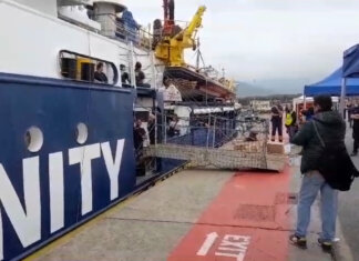 Humanity 1 arrivata a Carrara, migranti verso la Lombardia Humanity 1 arrivata a Carrara, migranti verso la Lombardia
