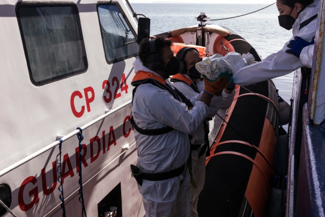 Humanity 1 diretta a Livorno, morta neonata. A bordo 183 migranti