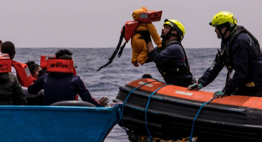 Humanity 1 a Marina di Carrara, 70 migranti a bordo