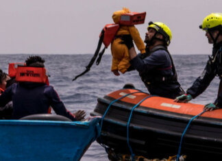 Humanity 1 a Marina di Carrara, 70 migranti a bordo Humanity 1 a Marina di Carrara, 70 migranti a bordo