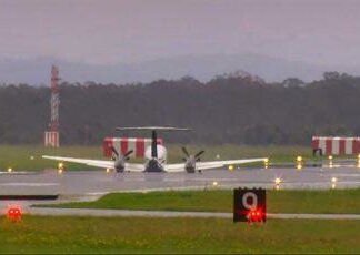 Il carrello non funziona, spettacolare atterraggio d’emergenza in Australia – Video