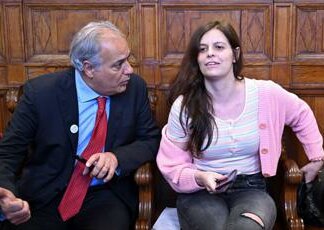Ilaria Salis in tribunale, per la prima volta senza catene e manette