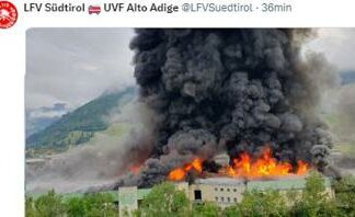 Incendio a Bolzano, fumo intenso: “Tenere porte e finestre chiuse”