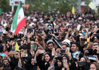 Iran, in migliaia a Teheran per l’ultimo saluto a Raisi