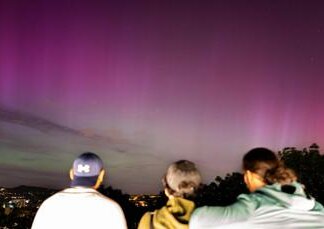 L’aurora boreale colora i cieli di mezzo mondo: dove è stata vista in Italia