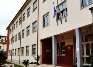 Cede tetto scuola a Viareggio, sottotetto salva alunni e docenti Cede tetto scuola a Viareggio, sottotetto salva alunni e docenti