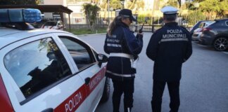 Senza patente né assicurazione, nascondeva droga e un coltello in auto: denunciato a Lucca