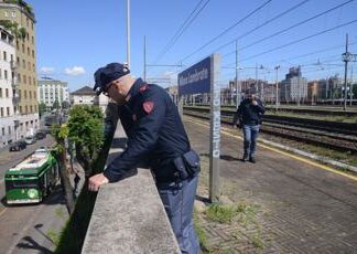 Poliziotto accoltellato a Milano, ecco tutti i precedenti del 37enne arrestato