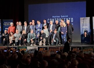 Salvini contestato a Livorno: “Quattro sfigati comunisti” Salvini contestato a Livorno: "Quattro sfigati comunisti"