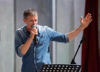Massini aggredito: “Applauso dei ragazzi delle scuole mia difesa” Massini aggredito: "Applauso dei ragazzi delle scuole mia difesa"