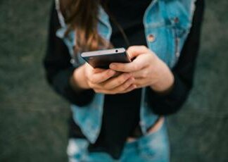 Stop social per under 16 e ‘paletti’ ai baby influencer: la bozza del ddl