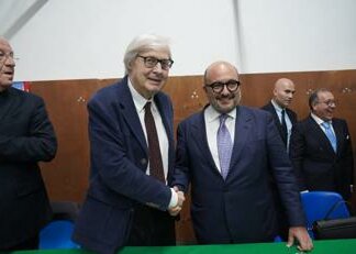 Strette di mano e abbracci, a Napoli scatta la pace tra Sangiuliano e Sgarbi