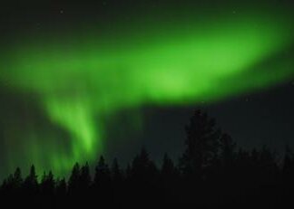 Tempesta solare investe la Terra, aurore boreali e gps in tilt: cosa aspettarsi oggi