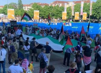 Torino, tensione ai cancelli del Salone del libro: manifestanti pro Palestina cercano di forzare gli ingressi