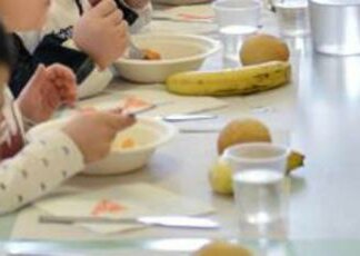 Troppo sale a tavola, l’errore peggiore: cosa dice il medico