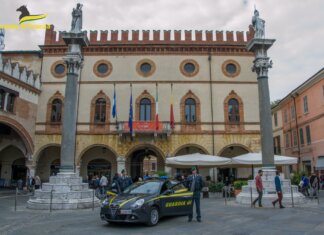 Truffe fondi europei, sequestro società a Viareggio. Arresti Truffe fondi europei, sequestro società a Viareggio. Arresti