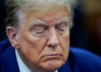 Trump: “Addormentato al processo? No, tengo occhi chiusi per ascoltare meglio”