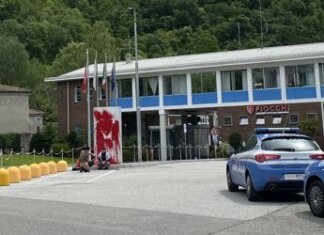 Ultima Generazione, vernice rossa su sede Fiocchi Munizioni a Lecco e striscione ‘Palestina libera’