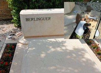 Vandalizzata la tomba di Enrico Berlinguer, la figlia Bianca: “Atto ignobile”