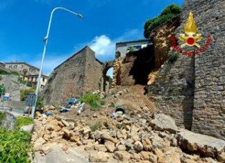 Volterra, crolla parte di mura antiche: un ferito