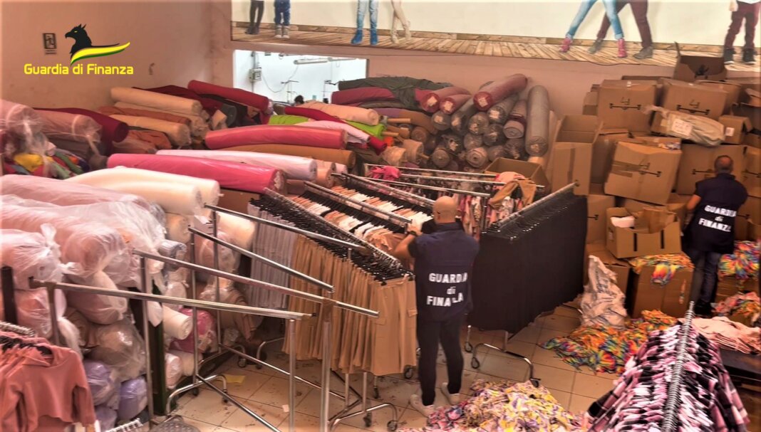Abbigliamento contraffatto a Prato, sequestrati 4 milioni articoli