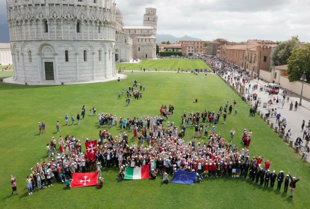 Compleanno Torre di Pisa, centinaia di studenti in festa