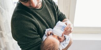 Congedo paritario, perché la riforma per i neogenitori si è arenata alla Camera