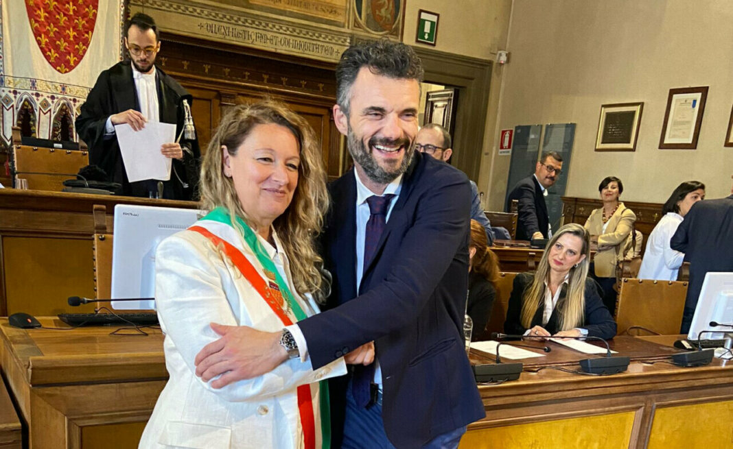 Ilaria Bugetti prima sindaca di Prato: Biffoni le consegna la fascia