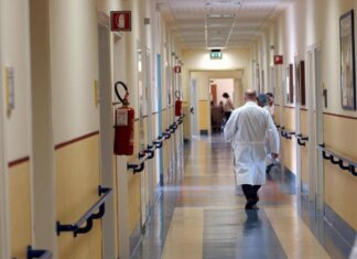 Neonato muore poche ore dopo la nascita a Perugia: indagati 22 operatori sanitari