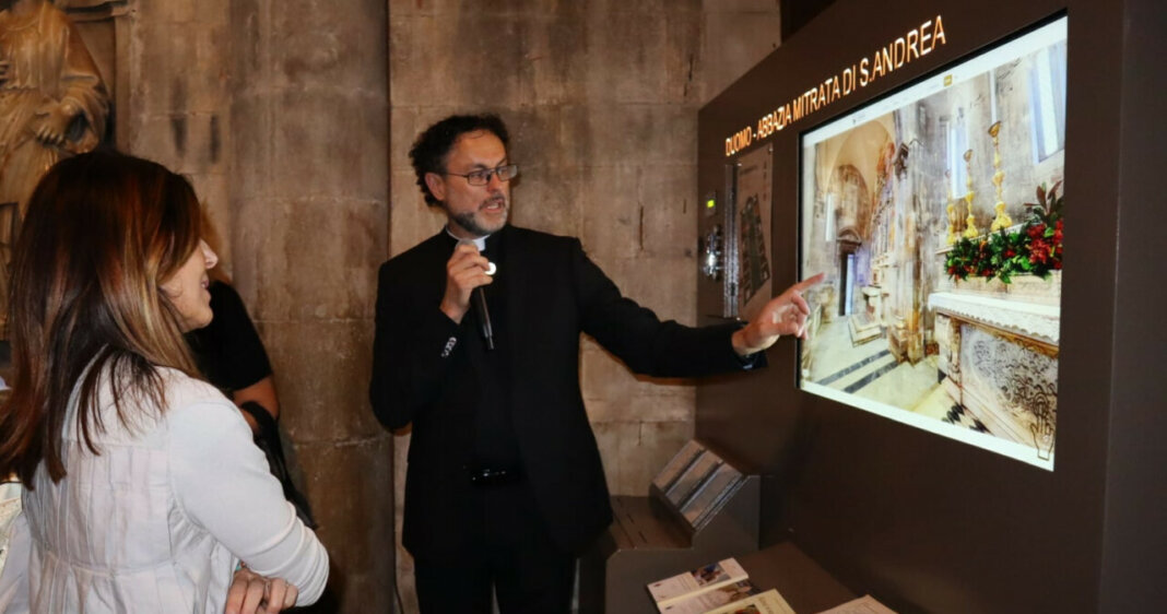 Totem illumina Duomo di Carrara: il progetto di don Piero