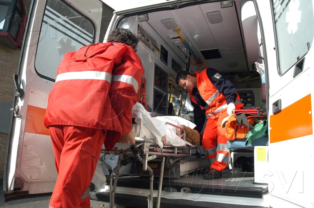 Sbalzato dall'auto muore sulla A15