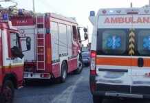 Tre feriti nell’incidente sulla statale, uno è un bambino piccolo ambulanza e vigili del fuoco foto Met
