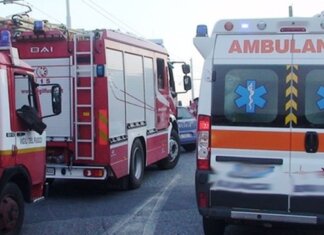 Perde il controllo dell’auto e finisce fuori strada sulla statale Senese ambulanza e vigili del fuoco foto Met