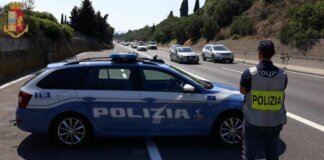 Neonata di dieci giorni sequestrata dalla nonna: ritrovata in A1 dalla polizia