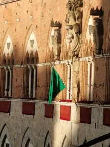 Bandiera Verde alle trifore del palazzo pubblico di Siena