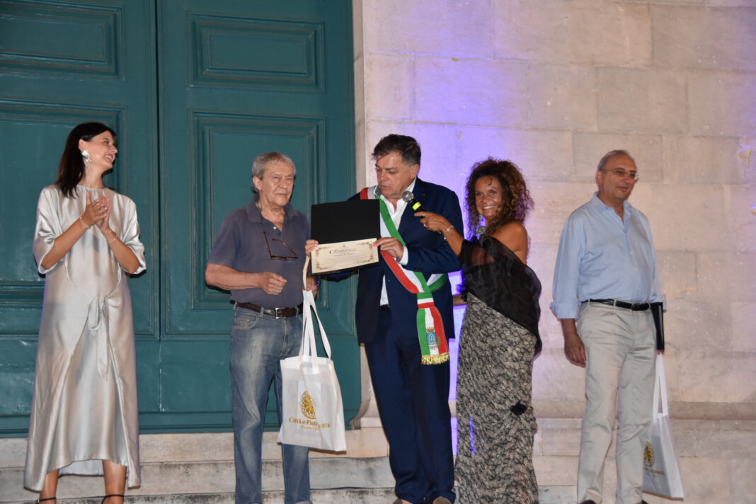 Il sindaco di Pietrsanta Govannetti premia Umberto Fiori