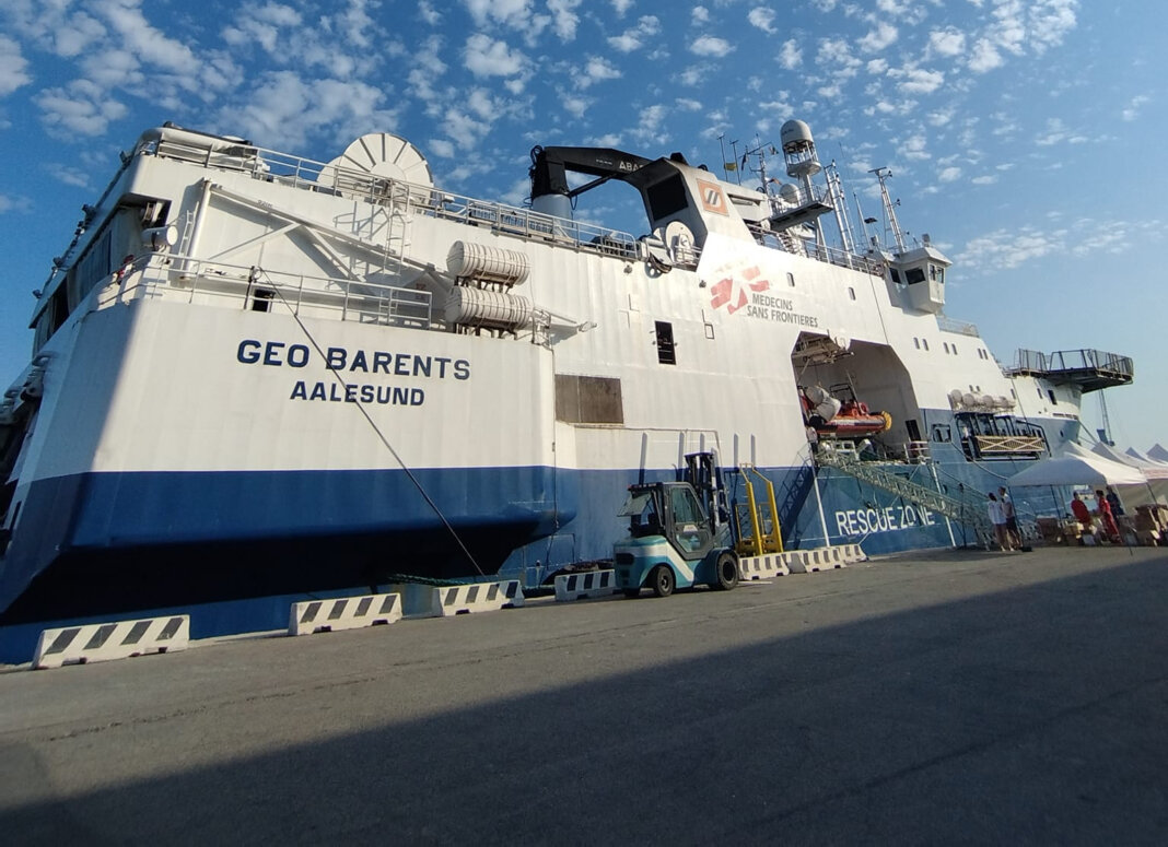 Geo Barents in porto a Livorno: i minori soli trasferiti a Firenze